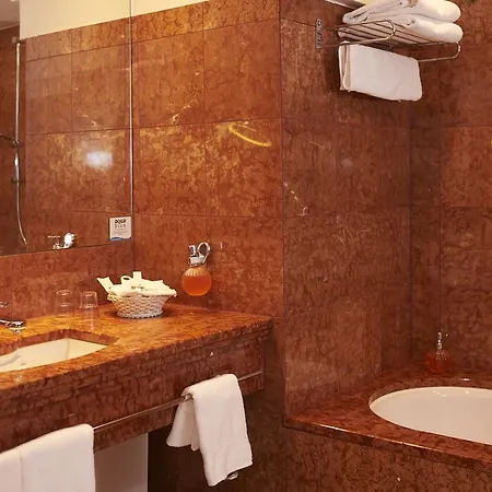 Romantichotel Goldener Karpfen - Kleine, Feine Grandhotel Direkt In Der Altstadt פולדה